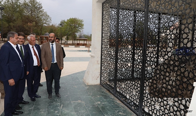 VALİ ŞILDAK EYYÜP NEBİ'DE ŞİFALIDAN SU İÇEREK DUA ETTİ