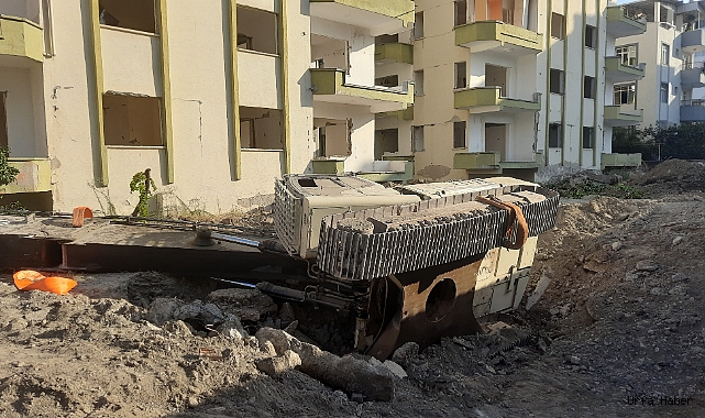 Yer yarıldı, iş makinesi içine düştü