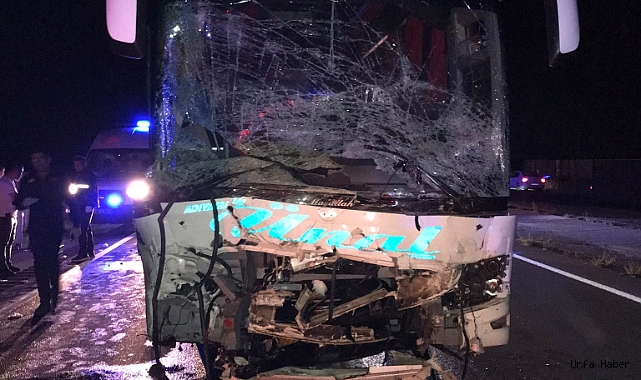 Yolcu otobüsü otomobile çarptı: 2 ölü, 20 yaralı
