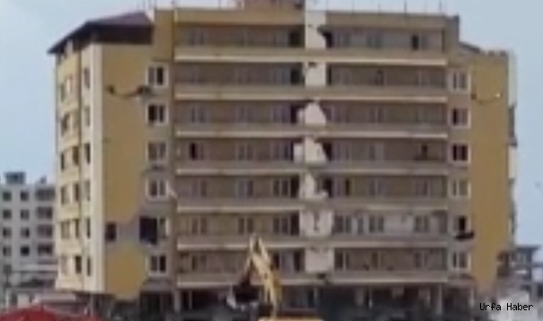 Enkaz Kentte Yıkım Çalışmaları Sürüyor