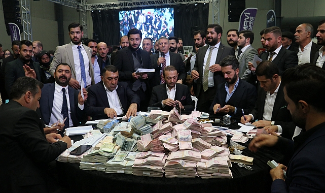 DÜĞÜNDE MİLYONLAR HAVADA UÇUŞTU