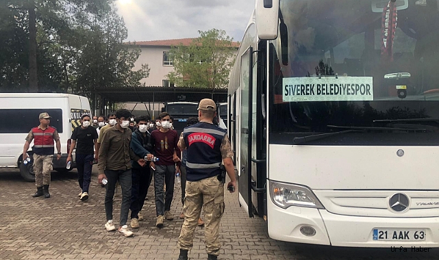 DURDURULAN KAMYONETTE KAÇAK GÖÇMENLER YAKALANDI
