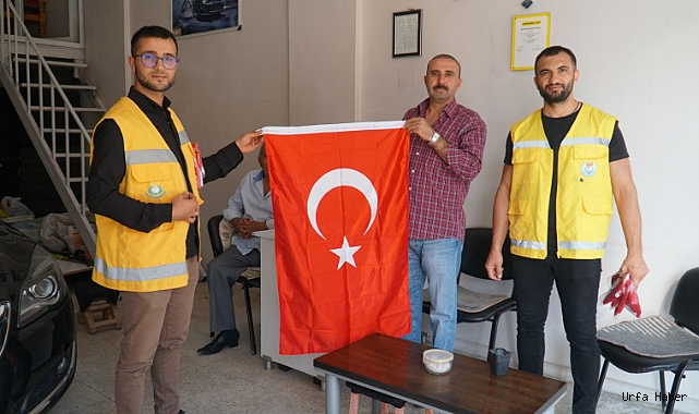 HALİLİYE BELEDİYESİ CUMHURİYETİN 100. YILINDA BAYRAK DAĞITTI