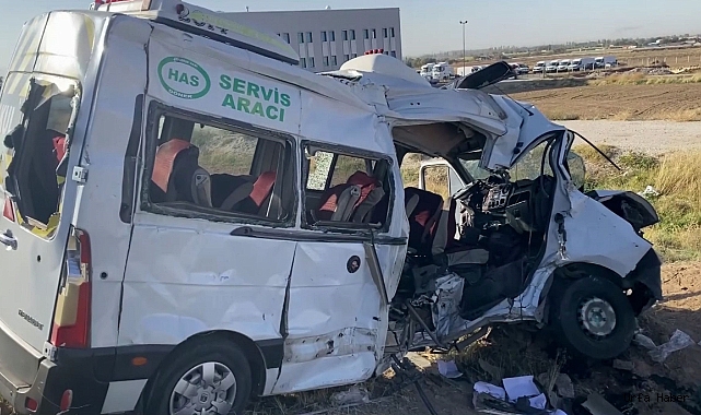 İŞÇİ SERVİSİYLE KAMYONET ÇARPIŞTI