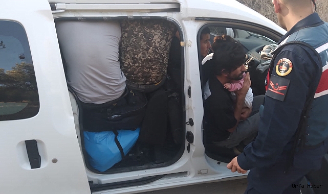 JANDARMA BİLE ŞAŞIRDI! BİR OTOMOBİLDEN 16 KAÇAK GÖÇMEN ÇIKTI