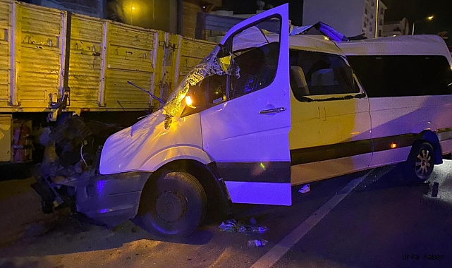 Minibüsün park halindeki kamyona ok gibi saplandığı kaza kamerada: 2 ölü, 9 yaralı