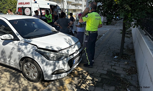 Otomobili park ederken kardeşine çarptı
