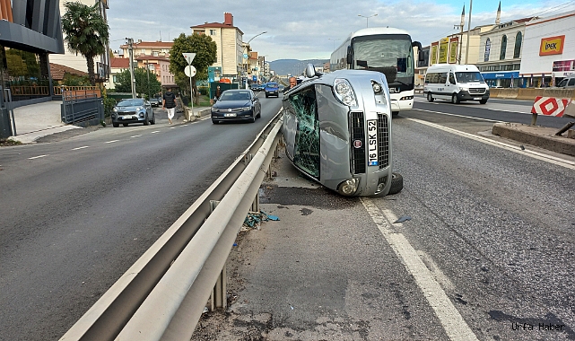 Refüje çarpan otomobil yan yattı, sürücü kazayı yara almadan atlattı