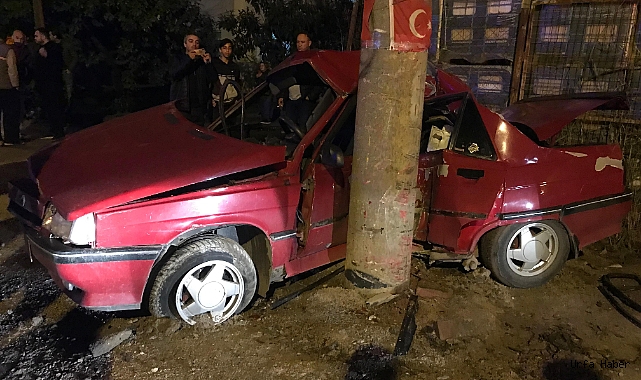 BETON DİREĞE ÇARPAN OTOMOBİL KAĞIT GİBİ EZİLDİ: 1 ÖLÜ
