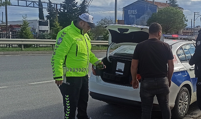 ‘DUR’ İHTARINA UYMAYAN SÜRÜCÜ POLİSTEN KAÇAMADI