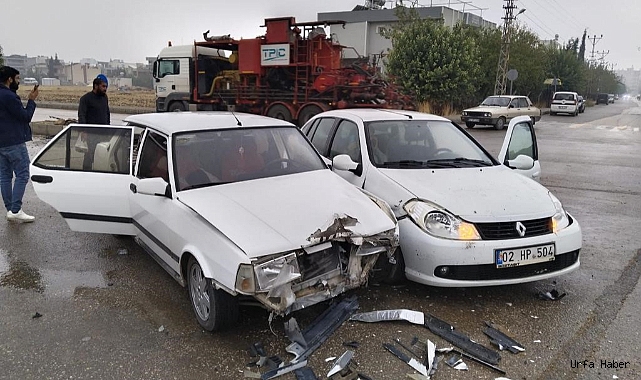 İKİ OTOMOBİL ÇARPIŞTI: 3 YARALI