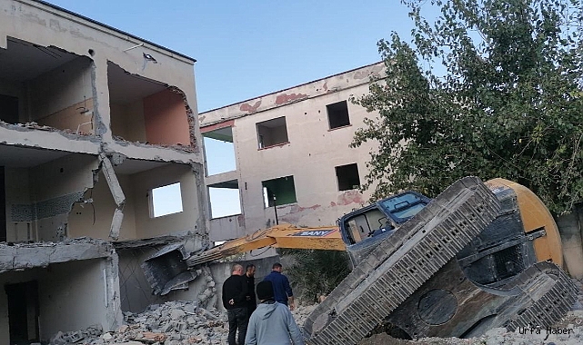 İŞ MAKİNASI YIKIM ESNASINDA OLUŞAN YARIĞA DÜŞTÜ