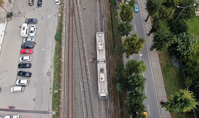 İZMİR’DE FACİADAN DÖNÜLDÜ: RAYDAN ÇIKAN TREN DUVARA ÇARPTI