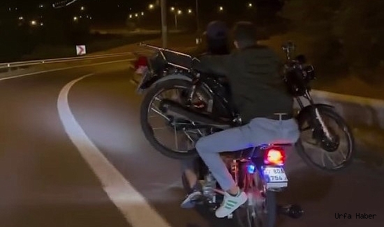 MOTOSİKLET ÜZERİNDE MOTOSİKLET TAŞIDILAR
