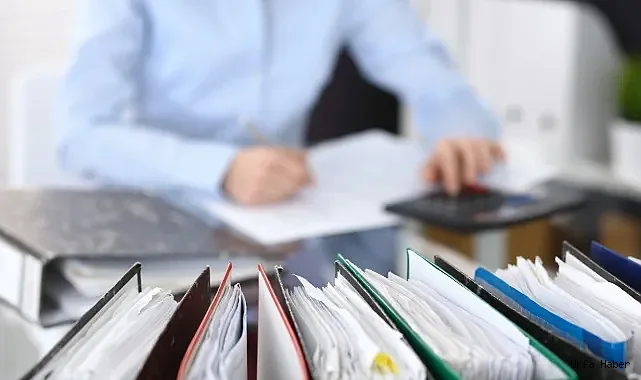 ÖDENEN FAZLA AYLIKLAR KAMU GÖREVLİLERİNDEN GERİ ALINACAK