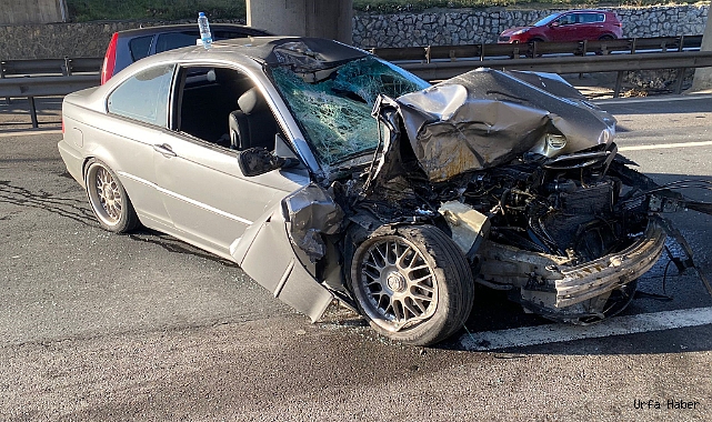 OTOMOBİL, MADEN SUYU YÜKLÜ TIRA ÇARPTI: 1'İ AĞIR 3 YARALI