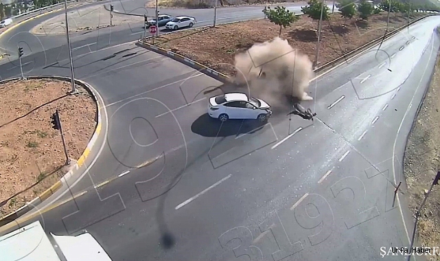 OTOMOBİLLE MAKAS ATARKEN YAYALARA ÇARPIP KAÇTI