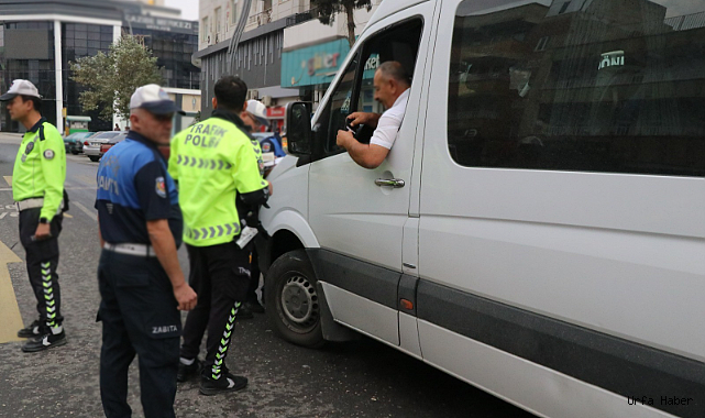 ŞANLIURFA'DA OKUL SERVİSLERİNE DENETİM! TRAFİKTEN İKİ ARAÇ MEN EDİLDİ!