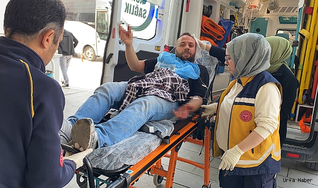 BIÇAKLA YARALANDI, YARASINI UNUTUP GAZETECİLERE SARDI