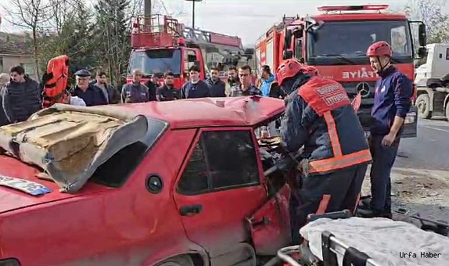 İKİ OTOMOBİL KAFA KAFAYA ÇARPIŞTI: 1'İ AĞIR 3 YARALI