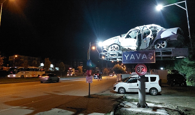 POLİS, KAZA YAPAN ARACI YOL KENARINDA SERGİLEDİ