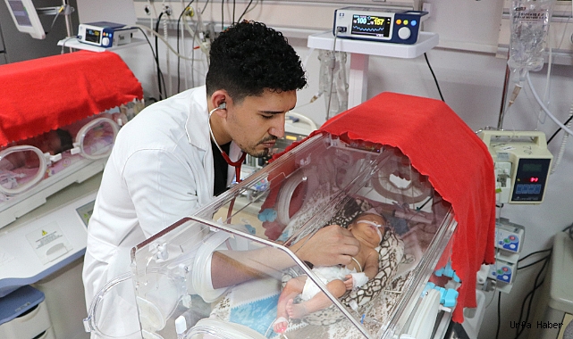 PREMATÜRE DOĞDUĞU HASTANEDE BEBEKLERİN HAYATA TUTUNMASI İÇİN ÇALIŞIYOR