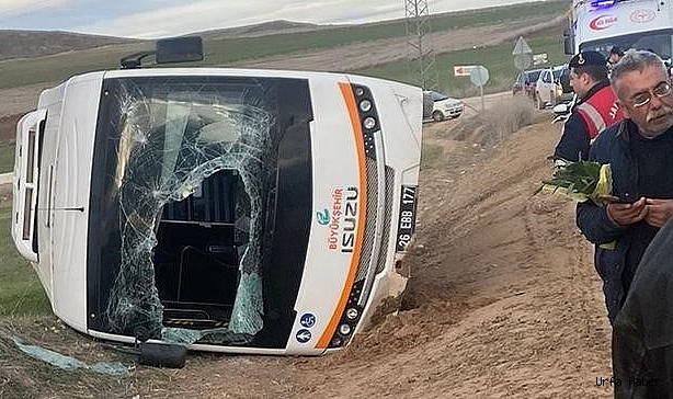 KAMYONUN ÇARPTIĞI BELEDİYE OTOBÜSÜ YAN YATTI: 11 YARALI