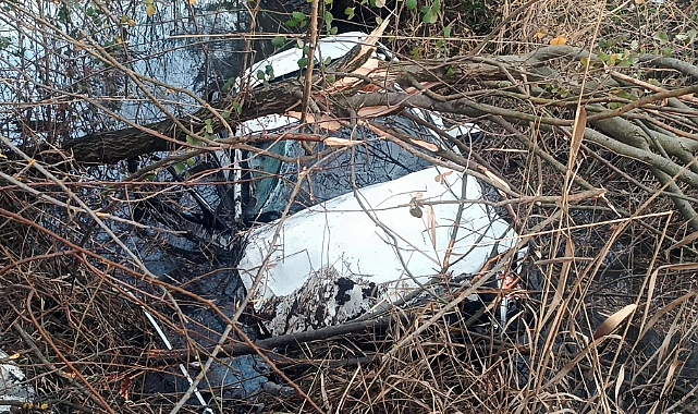 LÜKS OTOMOBİL SULAMA KANALINA UÇTU: 3 YARALI