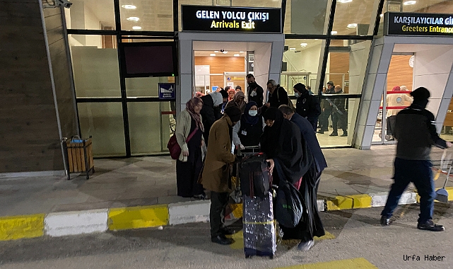 UMRE KAFİLESİNİ TAŞIYAN UÇAKTA ŞÜPHELİ PAKET ALARMI