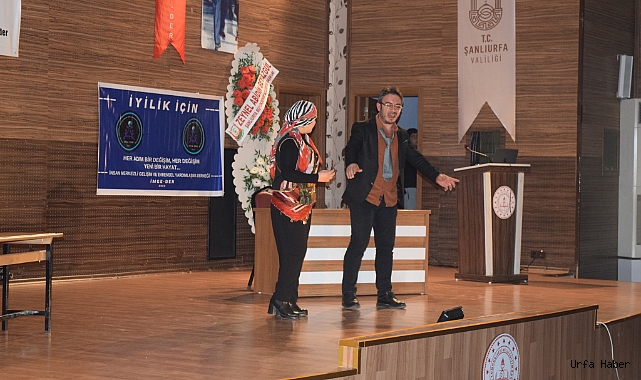 Depremzedeler yararına tiyatro gösterimi gerçekleştirdi