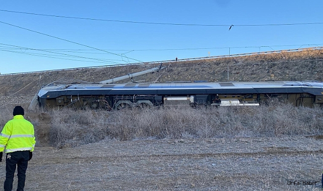 Raylara üzerine yıkılan istinat duvarına çarpan tren raydan çıktı