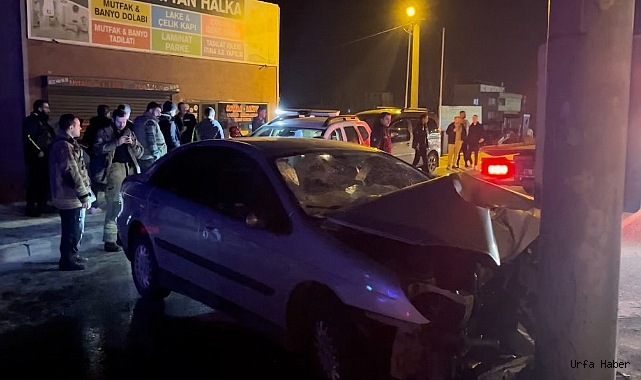 Yol ayrımındaki direğe çarptılar, 3 kişi otomobile sıkıştı