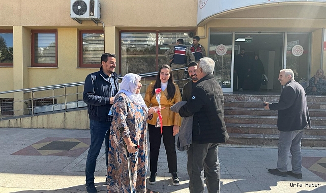 GÜLPINAR İÇİN SOKAK SOKAK KARANFİL DAĞITTILAR