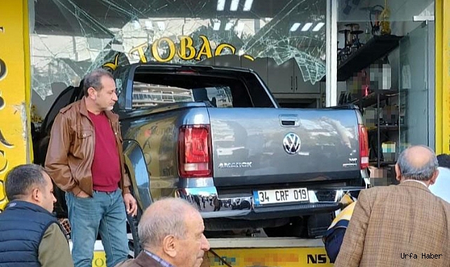 Kamyonet iş yerine uçarak girdi: 1 yaralı
