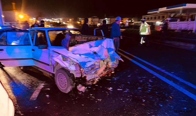 TIRA YANDAN ÇARPAN OTOMOBİLDEKİ 2 KİŞİ YARALANDI