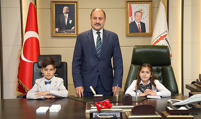 BAŞKAN GÜLPINAR, 23 NİSAN'DA KOLTUĞUNU MİNİK ÖĞRENCİLERE DEVRETTİ