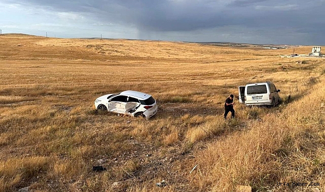 ÇARPIŞAN 2 ARAÇ ŞARAMPOLE DEVRİLDİ: 3 YARALI