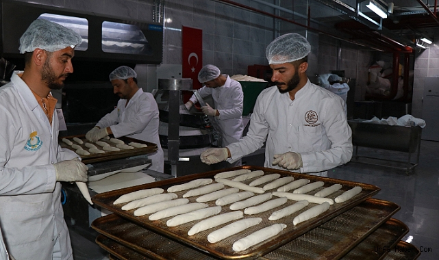 HALİLİYE BELEDİYESİ, ÜRETTİĞİ EKMEKLERİ SOFRALARA ULAŞTIRIYOR