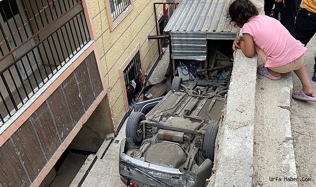 ŞANLIURFA'DA  OTOMOBİL BİNA BOŞLUĞUNA DÜŞTÜ