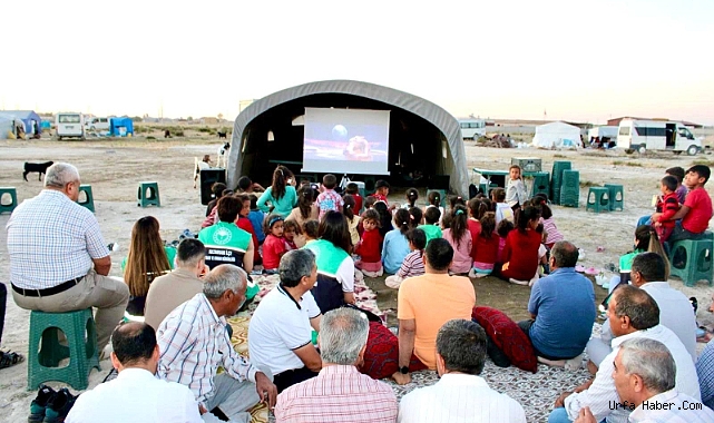 AKSARAY'DA MEVSİMLİK TARIM İŞÇİLERİNİN ÇADIRDA SİNEMA KEYFİ