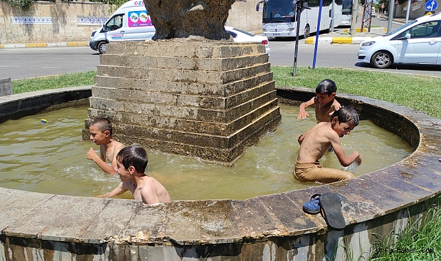 ÇOCUKLAR TEHLİKEYE RAĞMEN SÜS HAVUZUNDA YÜZDÜ