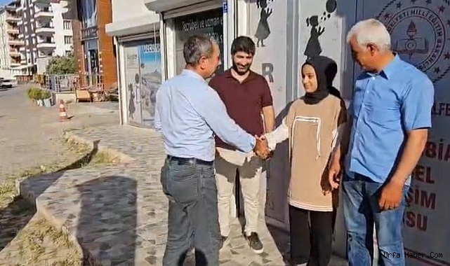 ŞANLIURFA'DA TÜM SORULARI YANLIŞ CEVAPLAYAN ÖĞRENCİYE ALTIN ÖDÜLLÜ VERİLDİ