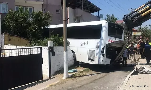 AYDIN'DA YOLCU OTOBÜSÜ EVE ÇARPTI! ÖLÜ VE YARALILAR VAR