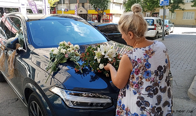 ÇİÇEKÇİLERDE ‘GELİN ARABASI’ YOĞUNLUĞU