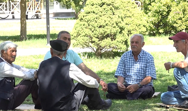 "EN AZ 20 BİN LİRA OLMASI LAZIM BİR EMEKLİNİN MAAŞI, GEÇİNEBİLMESİ İÇİN"
