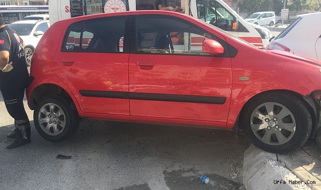 HALİLİYE'DE İKİ OTOMOBİL ÇARPIŞTI