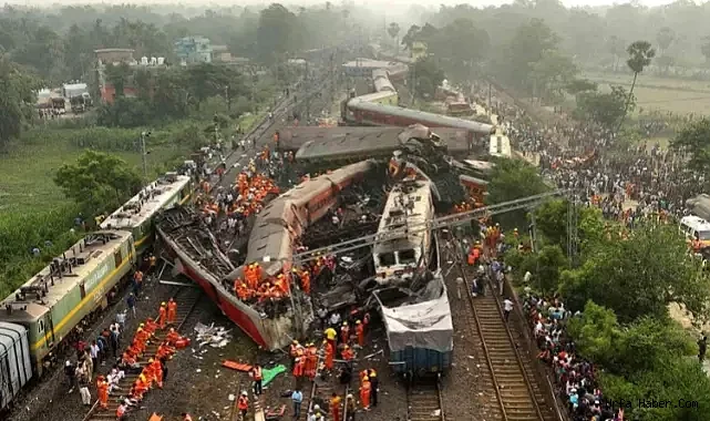 HİNDİSTAN'DA YOLCU TRENİ RAYDAN ÇIKTI