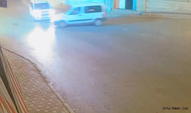 İKİ TİCARİ ARACIN ÇARPIŞMA ANI KAMERALARA YANSIDI