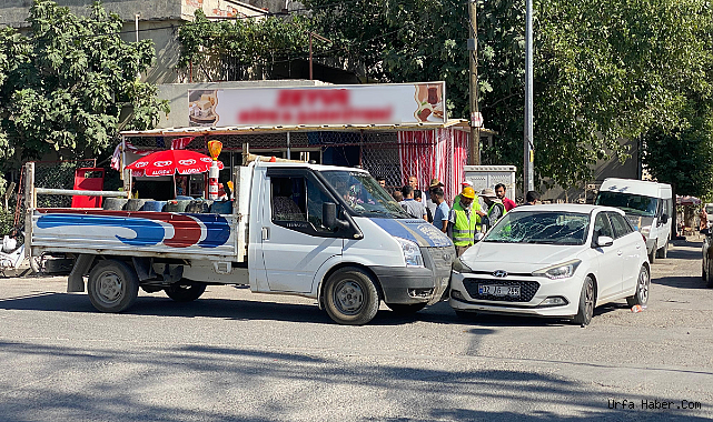 KAMYONET KASASINDAN OTOMOBİLİN ÜZERİNE UÇTULAR: 2 YARALI