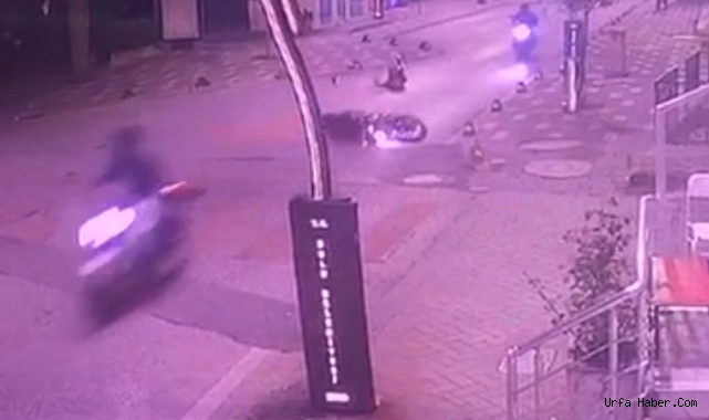 KASKSIZ SÜRÜCÜ MOTOSİKLETTEN DÜŞTÜ, KAFASINI KALDIRIMA ÇARPTI
